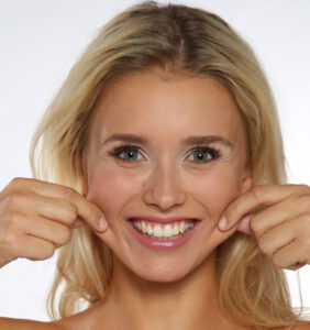 PRP Behandlung - das Vampirlifting. Junge Frau mit elastischer Haut und Spannkraft. Vampirlifting, Plasma