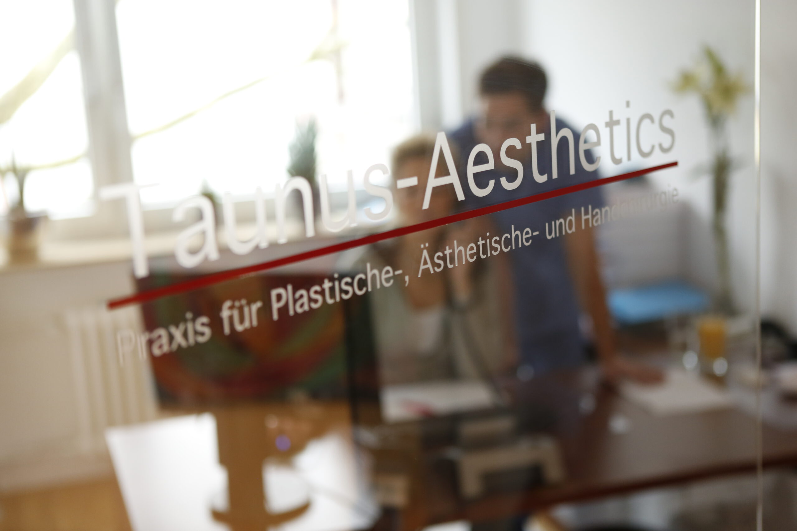 Die Tür in der Praxis Taunus-Aesthetics in Kelkheim.