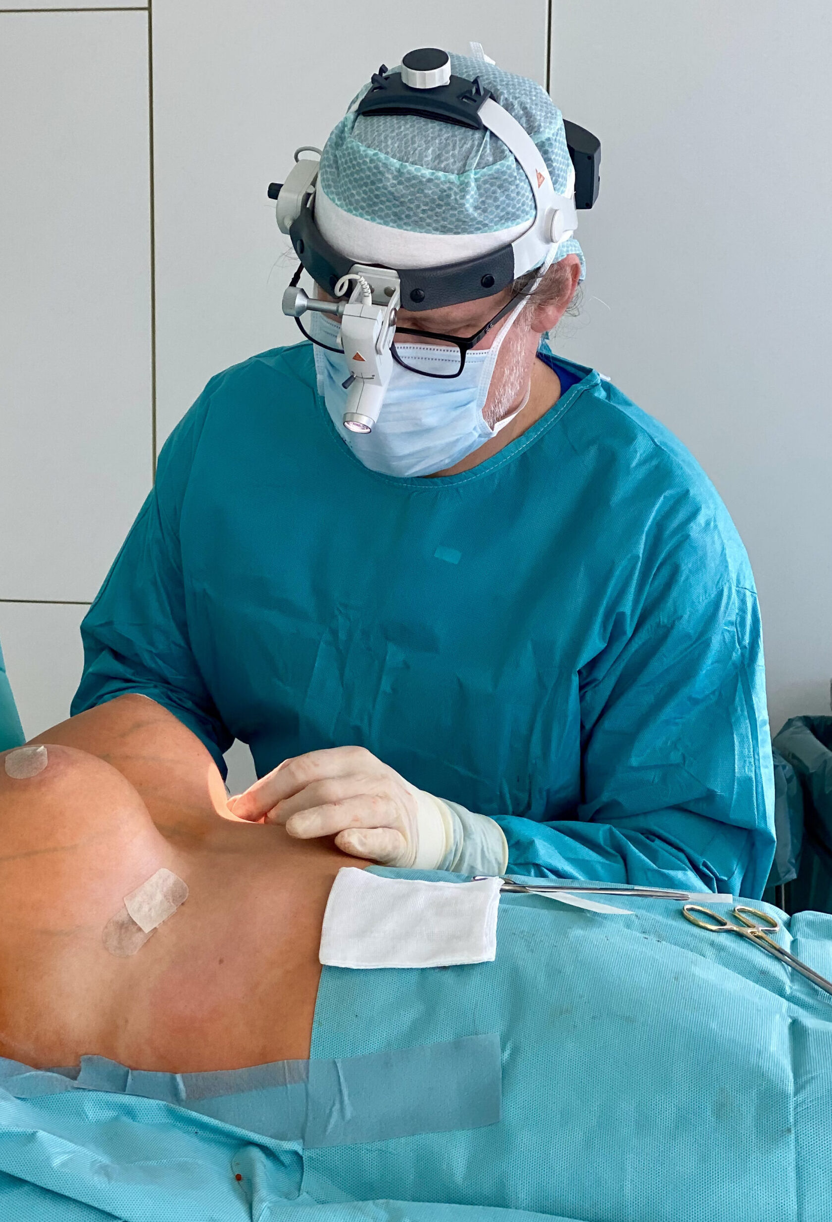 Der Plastische Chirurg Volkhardt Krekel beim operieren einer weiblichen Brust.