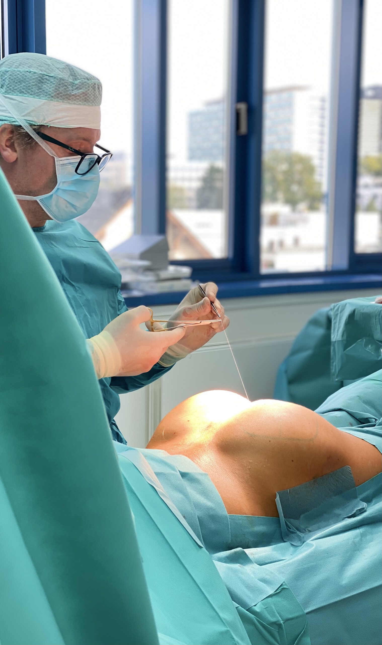 Der Plastische Chirurg Volkhardt Krekel im Op. Po Vergrößerung mit Silikonimplantaten
