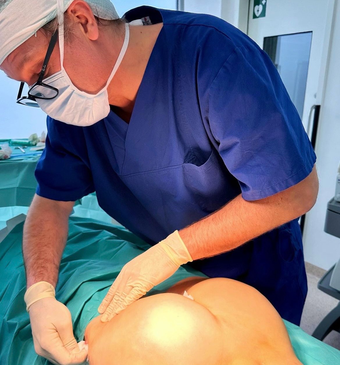 Der Plastischer Chirurg Volkhardt Krekel beim operieren einer Po-Vergrößerung