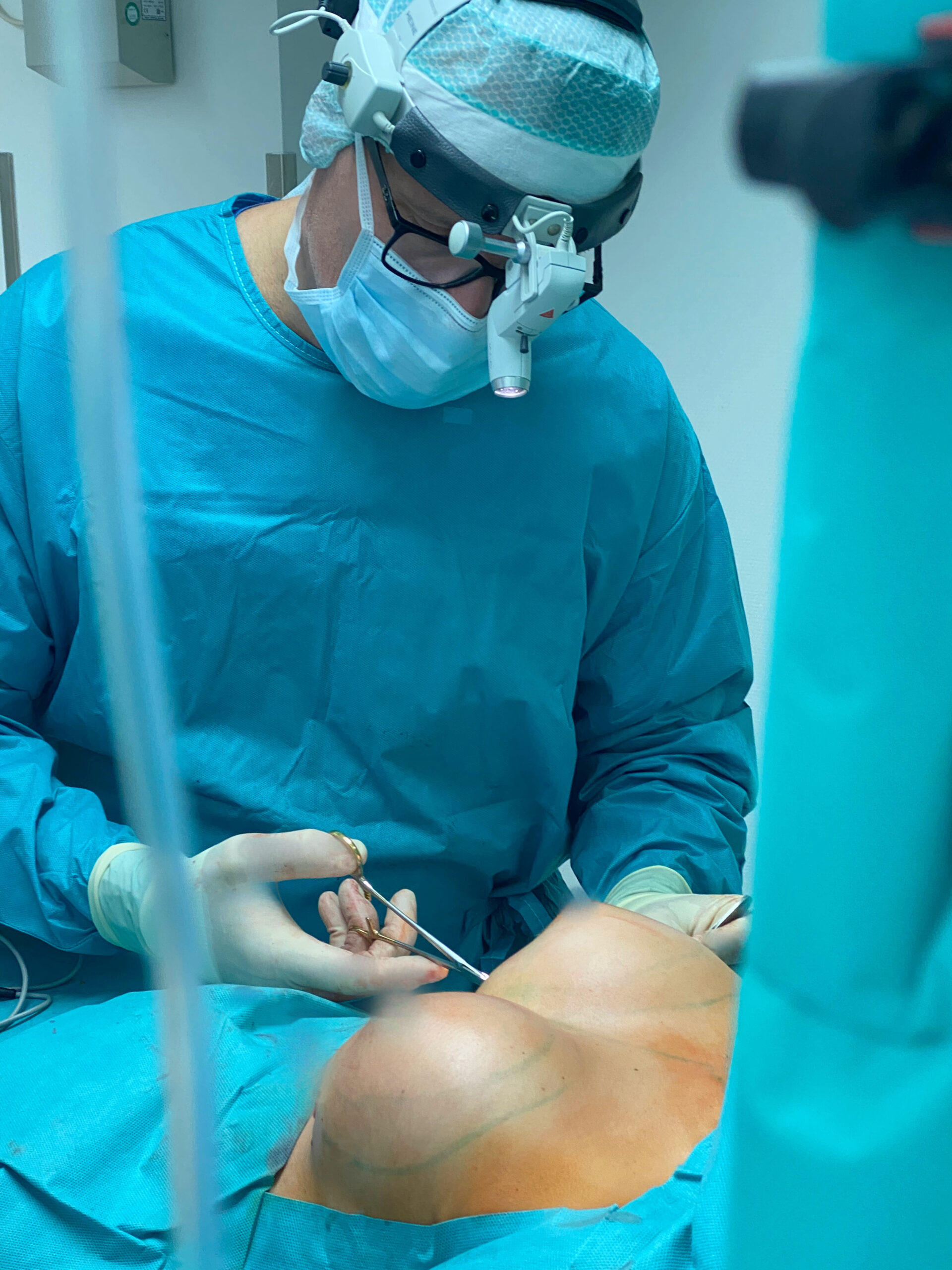 Plastischer Chirurg Volkhart Krekel bei der Durchführung einer Brustvergrößerung