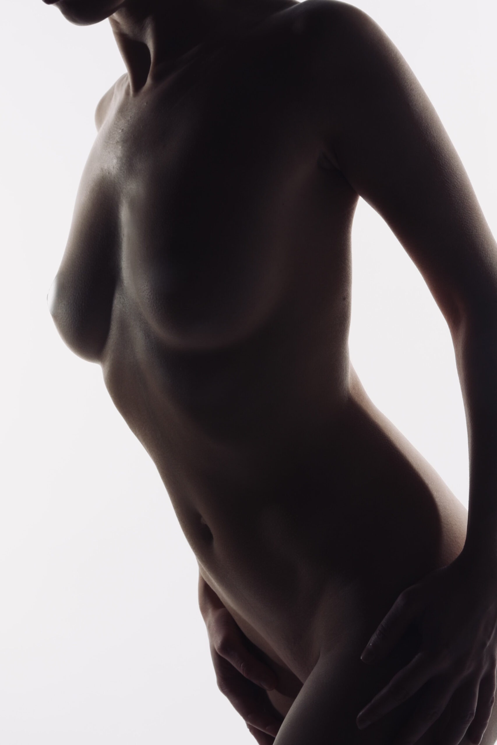 Ein weiblicher Körper mit einer schönen Brust.