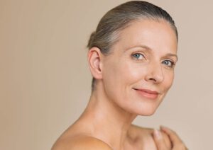 facelift-frankfurt schönes weibliches Gesicht, eine Frau mittleres Alters