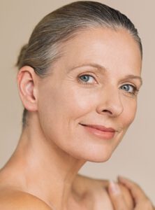 schönes weibliches Gesicht, eine Frau mittleres Alters