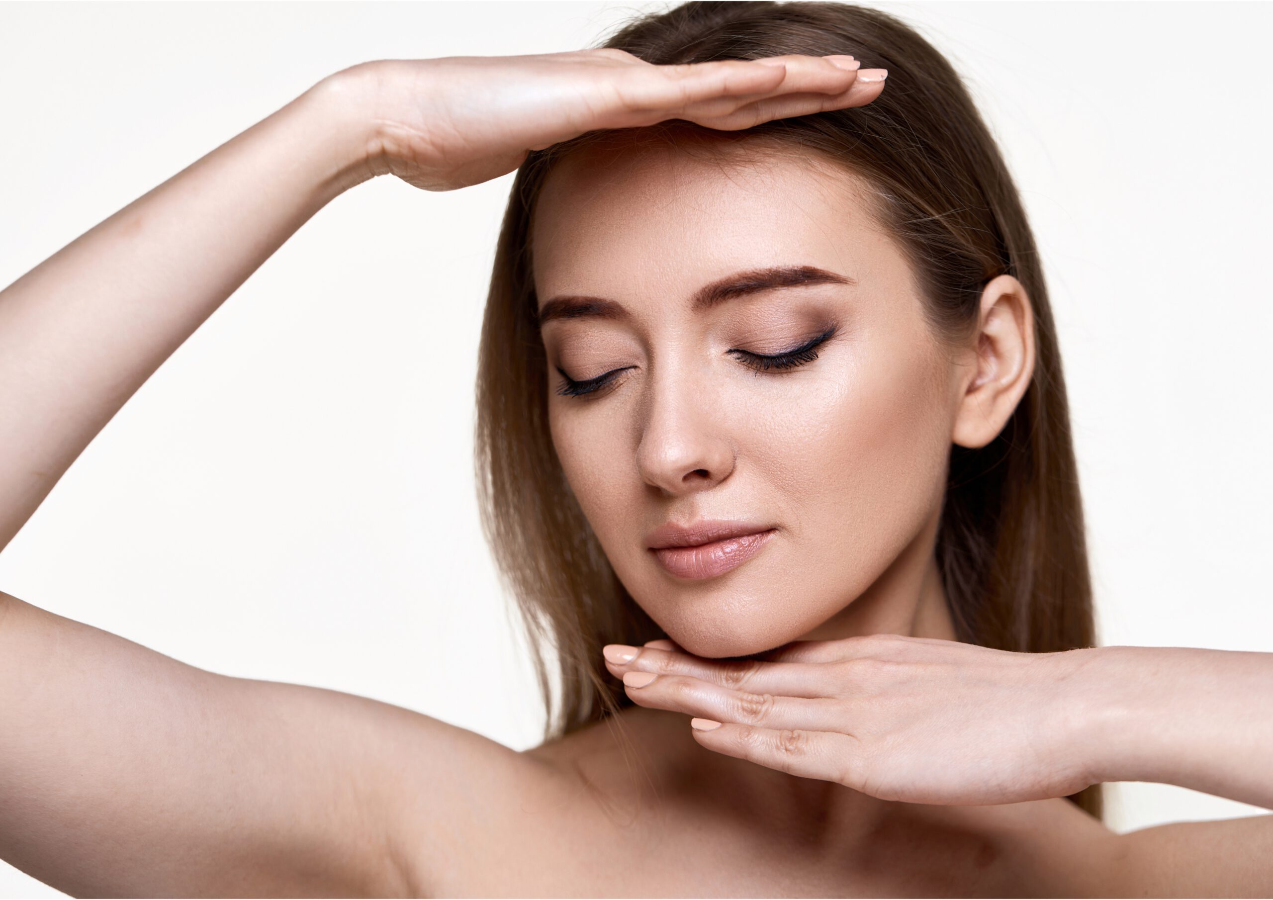 Das Gesicht einer jungen Frau, dessen Haut strahlend glatt und makellos schön ist.