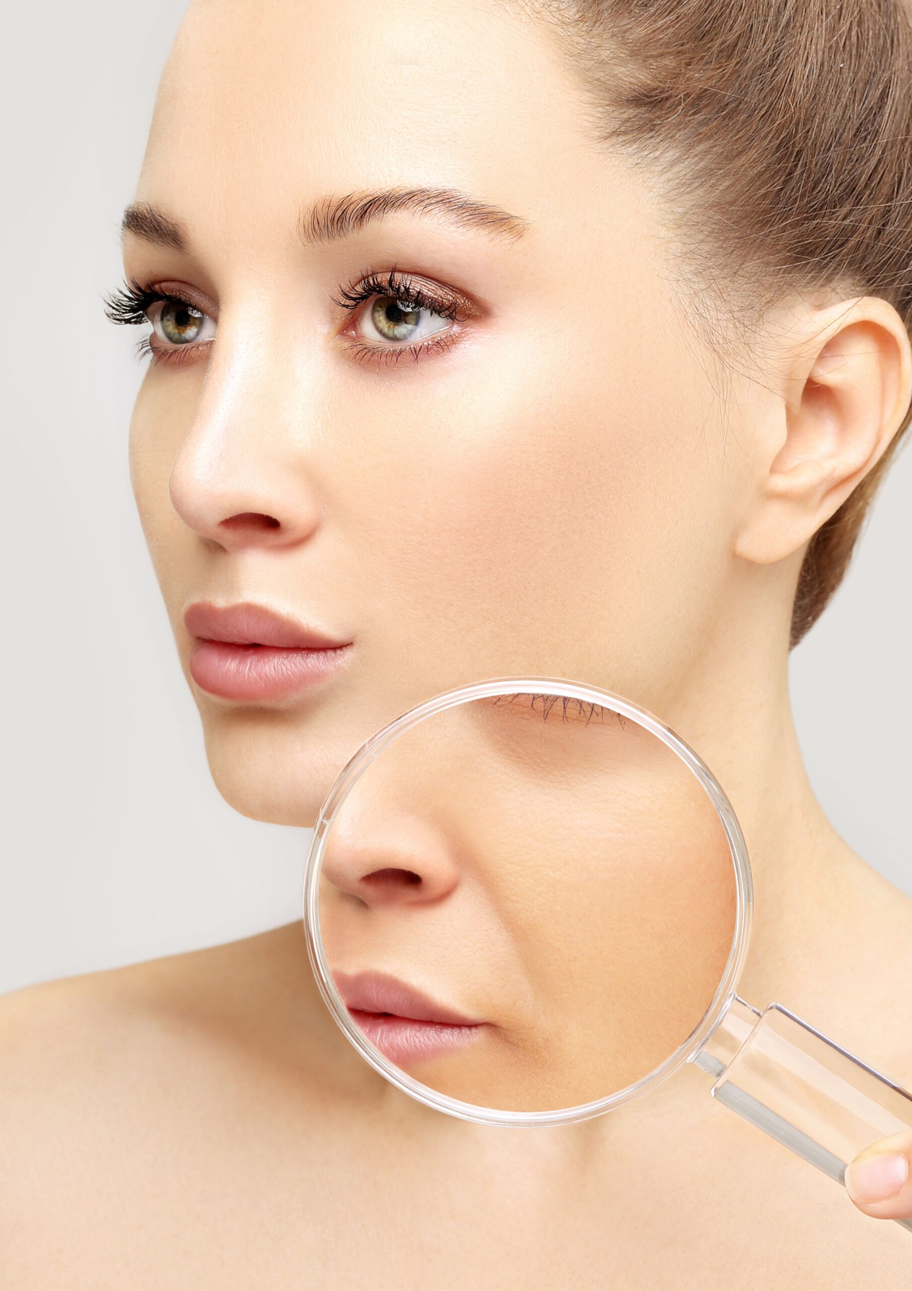 Ein Gesicht mit sichtbar erschlaffter Haut, ausgeprägten Nasolabialfalten und hängenden Bäckchen – typische Anzeichen, die durch ein Facelift korrigiert werden können, um straffere Konturen und ein jugendlicheres Aussehen zu erreichen.
