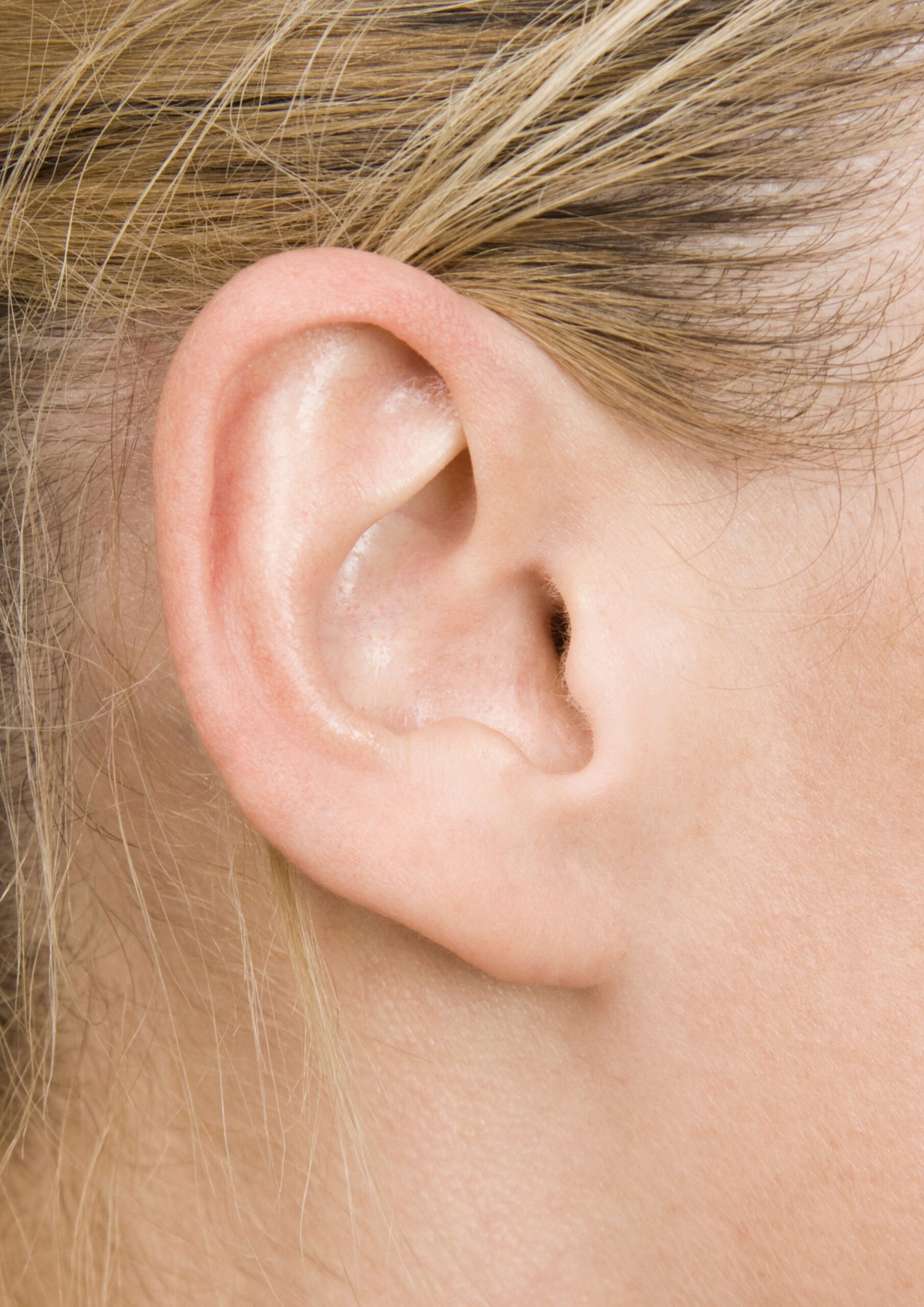 Mädchen Ohren mit einem Perlenohrring